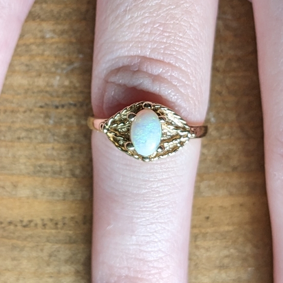 10K Yellow Gold Genuine Opal Solitare Vintage Ring size 4 - Picture 2 of 8